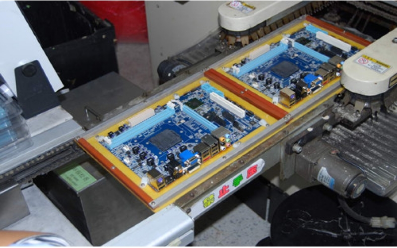 為什么SMT二次回流焊時第一面零件不會掉落？